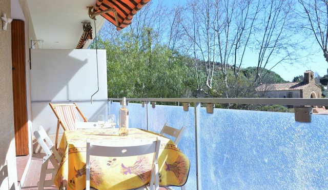 Cozy 2-Room Apartment with Balcony and Parking, 300m from Beach - Sleeps 4