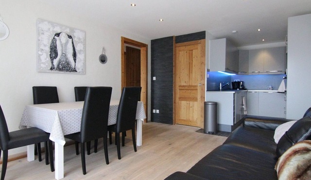 Cozy 2-Room Apartment for 6 with Balcony, Ski Storage, and Prime Location near Slopes and Center