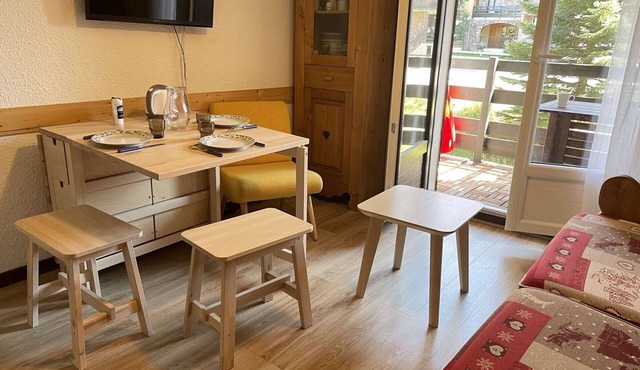 Cozy 2-Room Apartment for 5 with Balcony, Close to Shops & Ski Lift in Risoul 1850