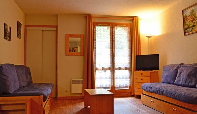 Cozy 2-Room Apartment with Balconies near Slopes and Shops, Sleeps 5, Free Parking, No Pets