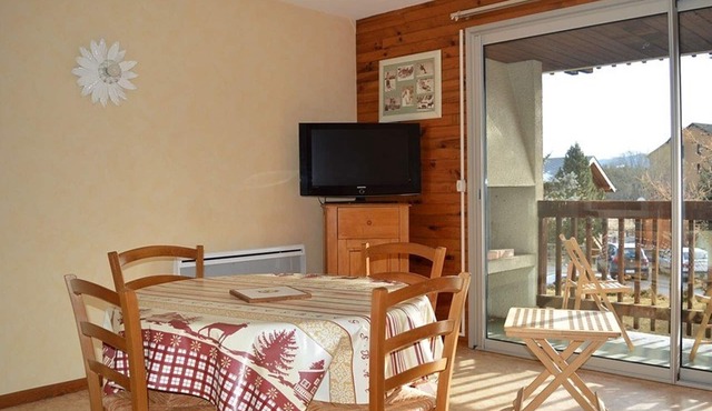Cozy 2-Room Apartment for 6 with Terrace, Near Ski Slopes, Pet-Friendly