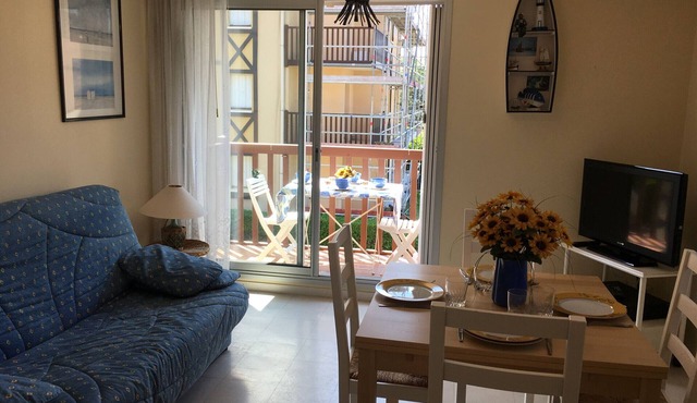 Cozy 2-Room Apartment Near Beach & Town Center - Quiet, Green Setting with Private Parking!