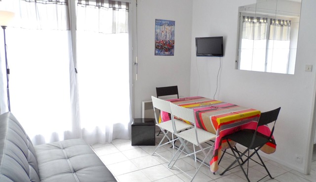 Cozy 2-Room Apartment Near Racetrack, Balcony, South Exposure, Parking