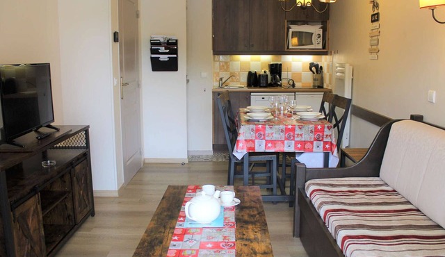 Cozy 2-Room Apartment, Sleeps 4, Ski-In/Ski-Out, Pool Access, Private Parking