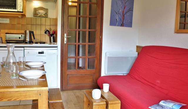 Cozy 2-room apartment with balcony and pool access in Risoul