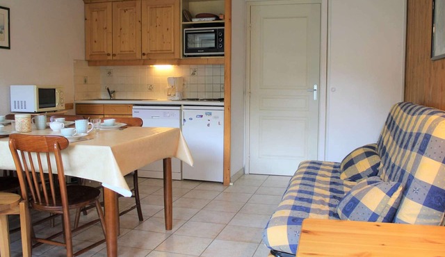 Cozy 2-Room Apartment with Mountain Nook, Sleeps 6, Close to Vars Les Claux Slopes and Shops