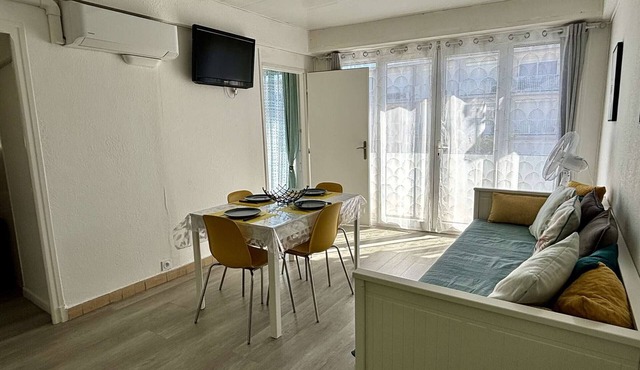 Cozy 2-room apt, 4 guests, 100m to beach, AC, balcony, pets allowed