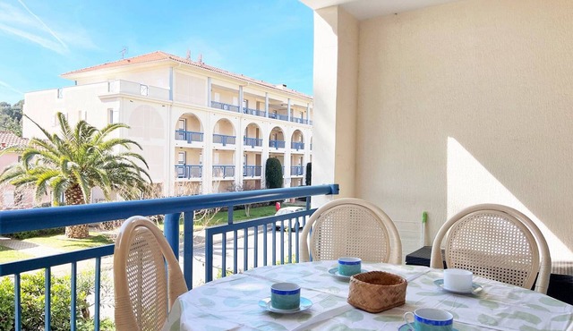 Cozy 2-Room Cabin Apartment with Pool, Terrace & Parking – Sleeps 5, Le Lavandou