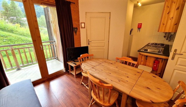 Cozy 2-Room Cabin for 4/6 - Prime Location near Lifts & Shops