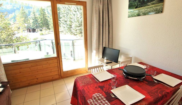 Cozy 2-Room Apartment for 5, Central Location, Near Ski Lifts and Shops, Pool Access