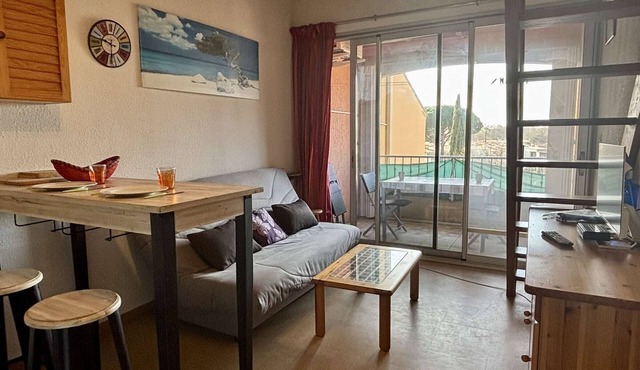 Cozy 2-Room Mezzanine Apartment for 6, Near Beach, A/C, Pool, Parking and TV