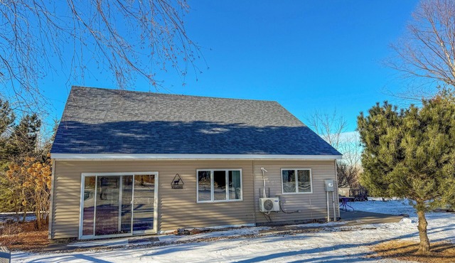 Cozy 2 story cabin with 1 bedroom on the bluffs above Wabasha