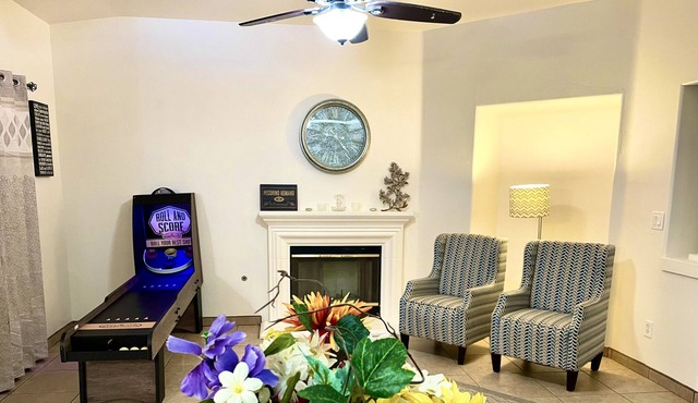 Cozy 2300 sqft Bakersfield Home w/ Spacious Backyard