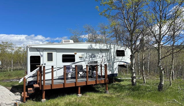 Cozy 27’ Glamping Trailer Home Overlooking the East Side Glacier National Park