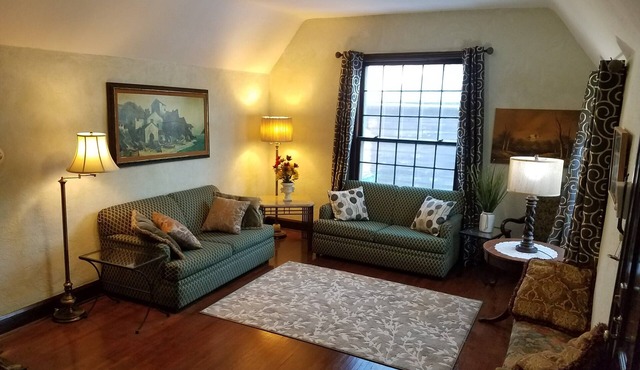 Cozy 2B/1.5B cottage 2.0 miles from central Minneapolis