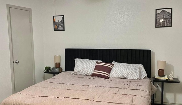 Cozy 2B condo with WiFi, AC in Medical Center, San Antonio