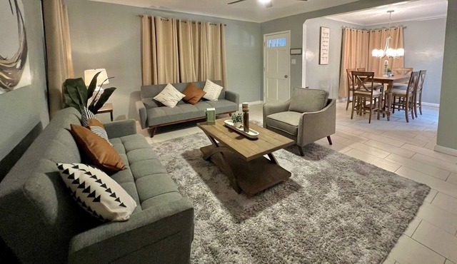 Cozy 2B home, free parking on premise, & near LAX