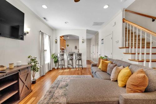Cozy 2B Townhouse - King Bed