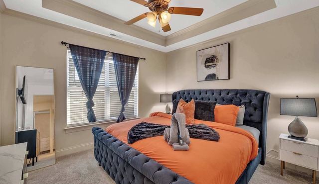 Cozy 2B Townhouse - King Bed