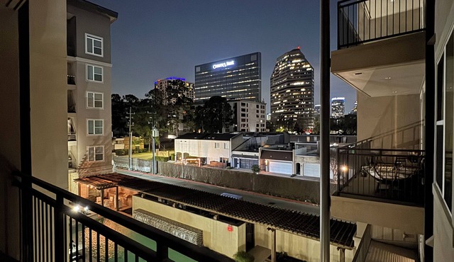Cozy 2B2B Pool/Skyline View Near Galleria Mall