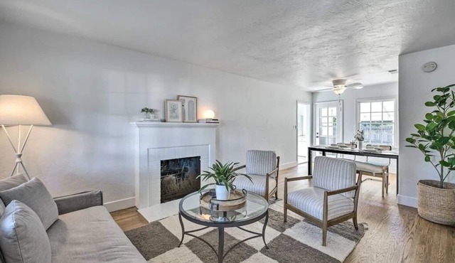 Cozy 2BD 1B bungalow + King Bed near Sutter Park