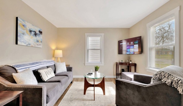 Cozy 2bd 1ba home - Dog Friendly!