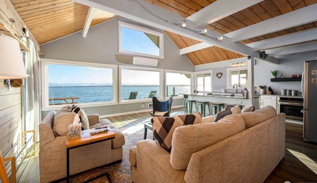 Cozy 2BD 1BA Home - Oceanfront - Mountain View