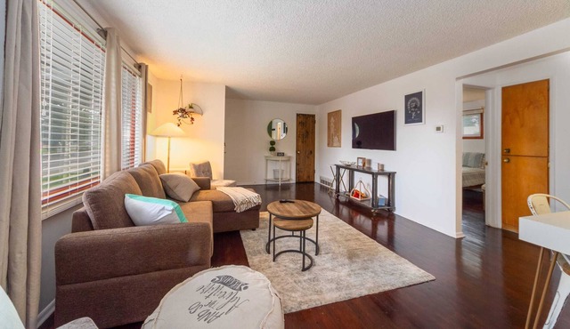 Cozy 2BD 1BTH Duplex! KING BED!
