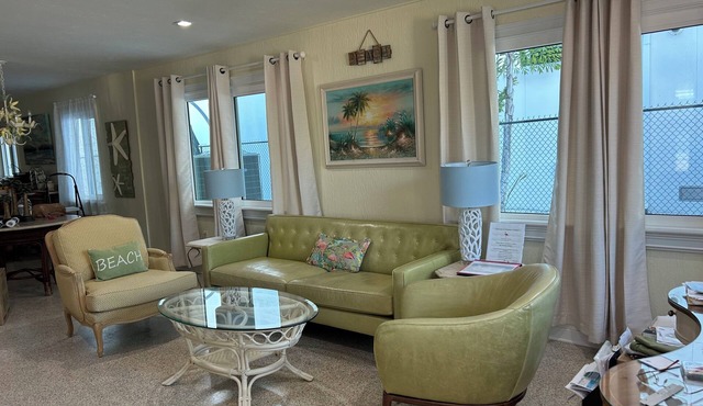 Cozy 2Bd+2 Ba beach cottage; screened Florida rm, sleep porch; VR22-00059