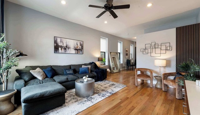 Cozy 2BD Apartment near United Center with Parking