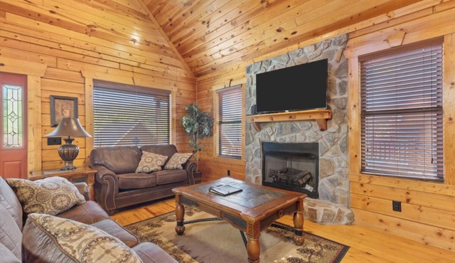 Cozy 2BD Cabin w/Hot Tub! Pool Access + Location