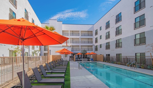 Cozy 2BD | Downtown | Gym+Pool+Parking | Sleep 4