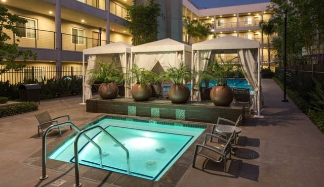 Cozy 2BD Large king & queen bed heart of Irvine