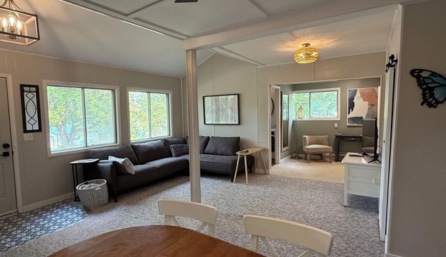 Cozy 2BD Retreat Near Danceland in Manitou Beach