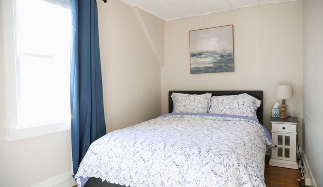 Cozy 2bdrm Apt. Walk downtown bring your pets