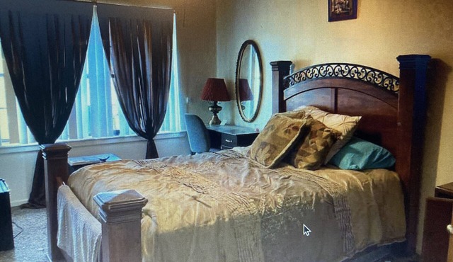 Cozy 2Bed 1bath home w/fireplace. Bed&Breakfast.Sleeps 3. Close to MSU/SAFB/MPEC