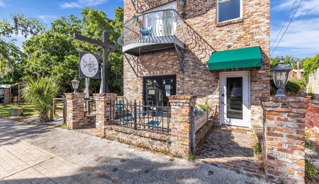 Cozy 2bed, 2bath loft in downtown Darien, GA! Enjoy a master room with a balcony view of the river.
