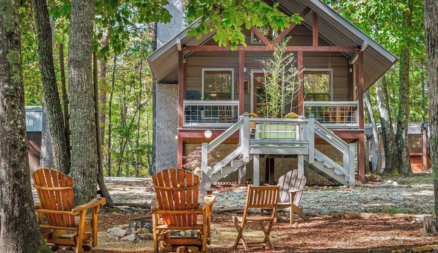 Cozy 2BR 1.5 bath Hot Tub Fast WIFI Fire Pits King BD 2 Twins in Loft