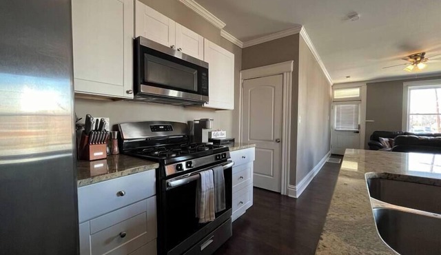 Cozy 2BR-1BA Backyard & King Bed