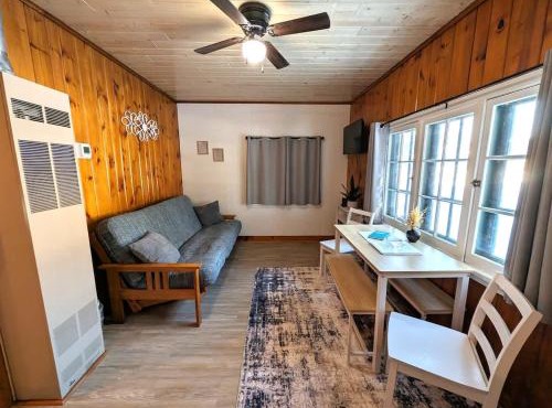Cozy 2BR 1BA Cabin #6 Riverside Point Resort
