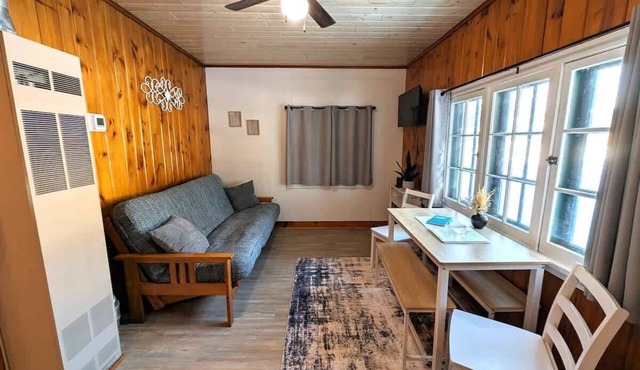 Cozy 2BR 1BA Cabin #6 @ Riverside Point Resort