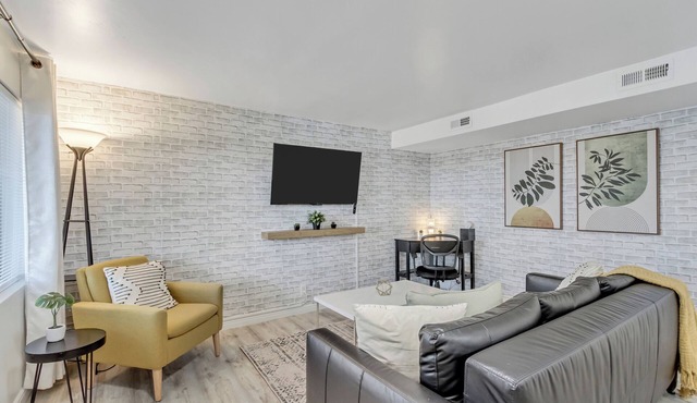 Cozy 2BR/1BA Downtown SLC stay with fast Wi-Fi & great location