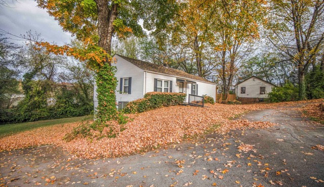 Cozy 2BR/1BA near Knoxville – ideal for relaxation and exploring the Smokies!
