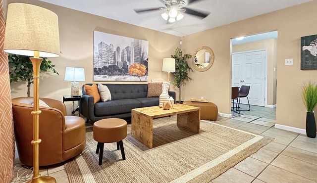 Cozy 2BR/1BA Near Local Hotspots