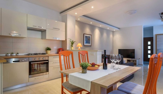Cozy 2BR/2BA Apartment with Parking, Perfect for 4 Guests, No Pets Allowed