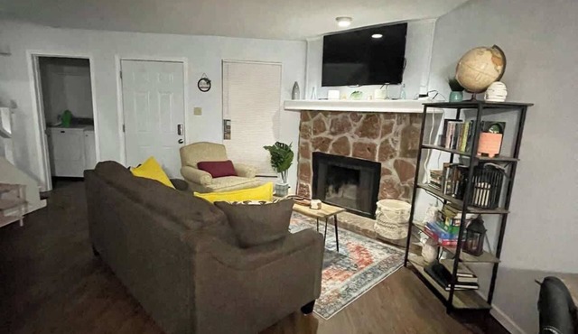 Cozy 2BR 2BA apt close to Siegen & Womans