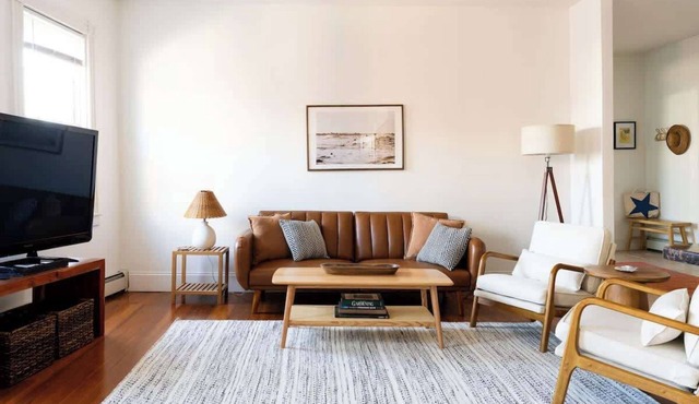 Cozy 2BR/2BA Apt on Broadway