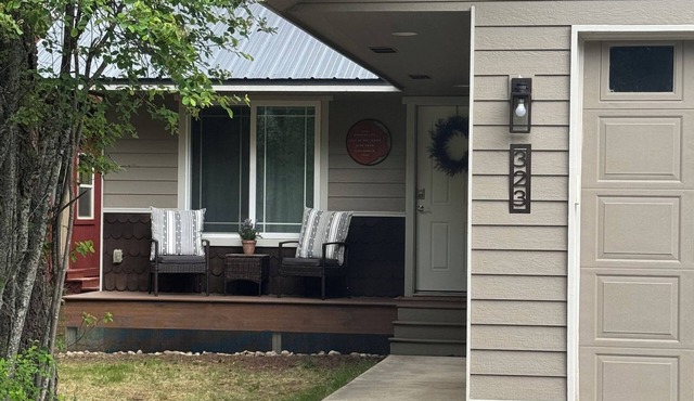 Cozy 2BR/2BA Coolin Getaway Steps Away From Priest Lake, Shops, Food, and Trails