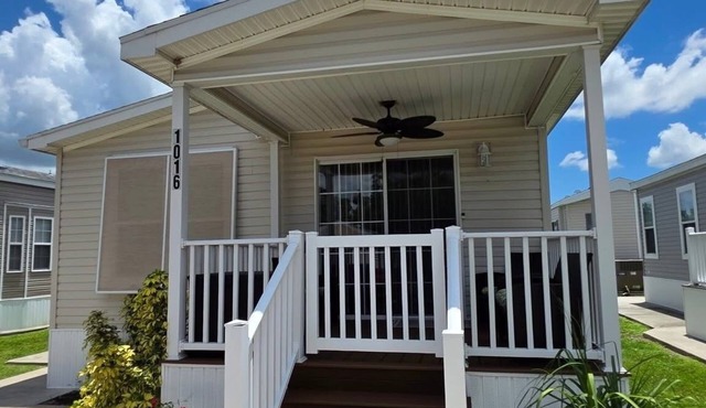 Cozy 2BR/2BA Home in Sun Outdoors Sarasota Resort. Pools, Pickleball & Paradise!