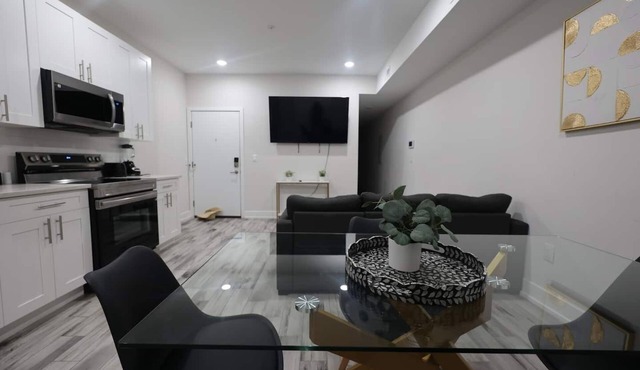 Cozy 2BR/2BA in East Parkside with queen beds, full kitchen, smart TV—minutes from Zoo, museums, and Center City